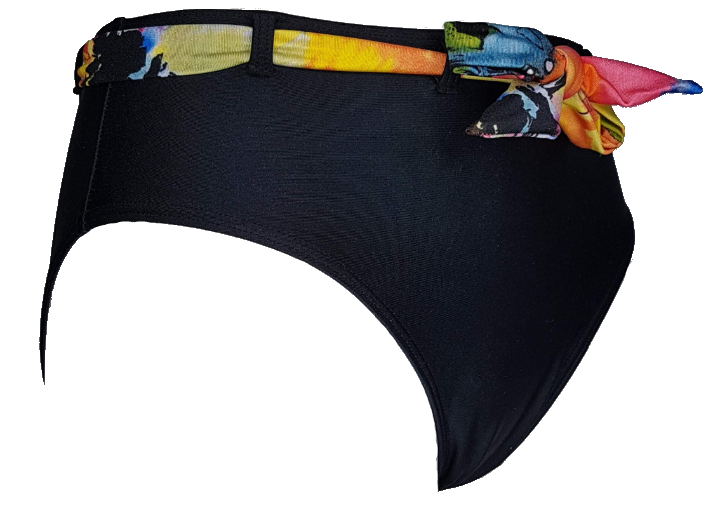 side view of black high-waisted bikini bottom with a strechy floral belt, bragas negra de traje de baño. bikinn.com