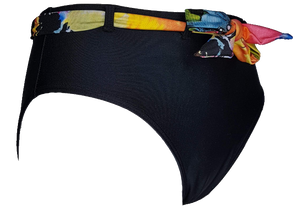 side view of black high-waisted bikini bottom with a strechy floral belt, bragas negra de traje de baño. bikinn.com