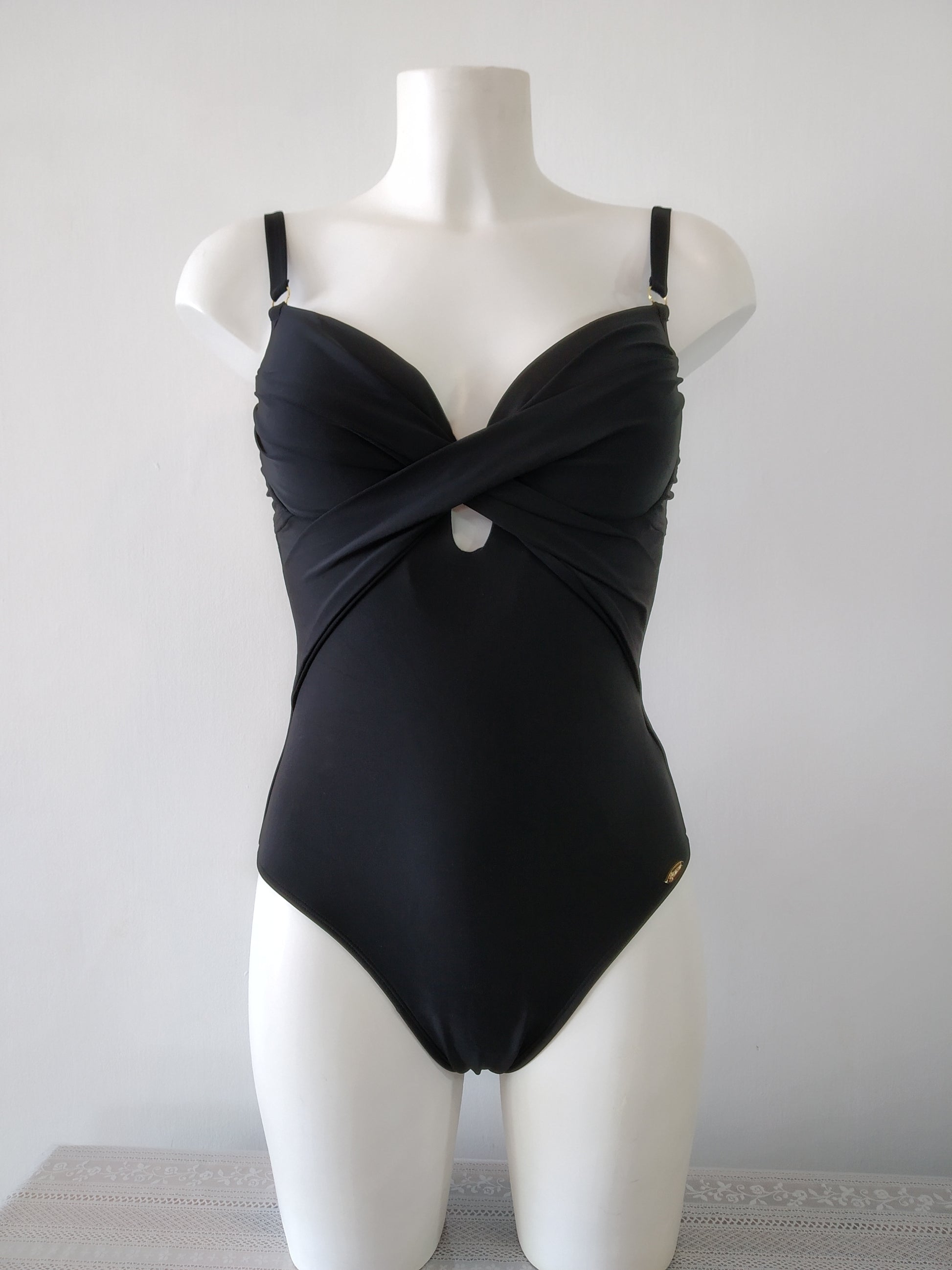 black swimsuit with push-up underwiredmaillot de bain noir avec soutien gorge push-up armaturtraje de baño negro con sujetador con aros push-upes bra,,