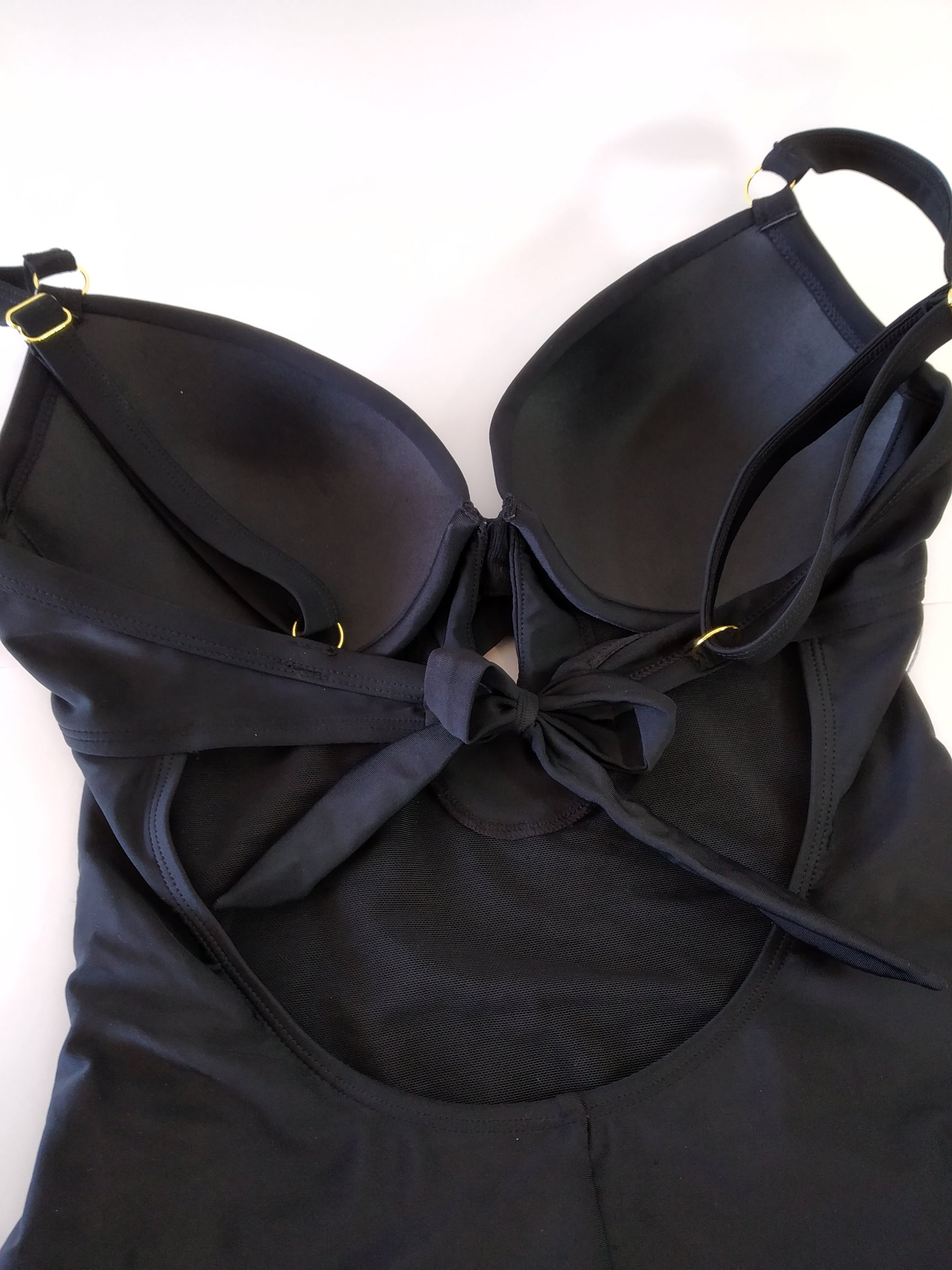 black swimsuit with push-up underwiredmaillot de bain noir avec soutien gorge push-up armaturtraje de baño negro con sujetador con aros push-upes bra,,