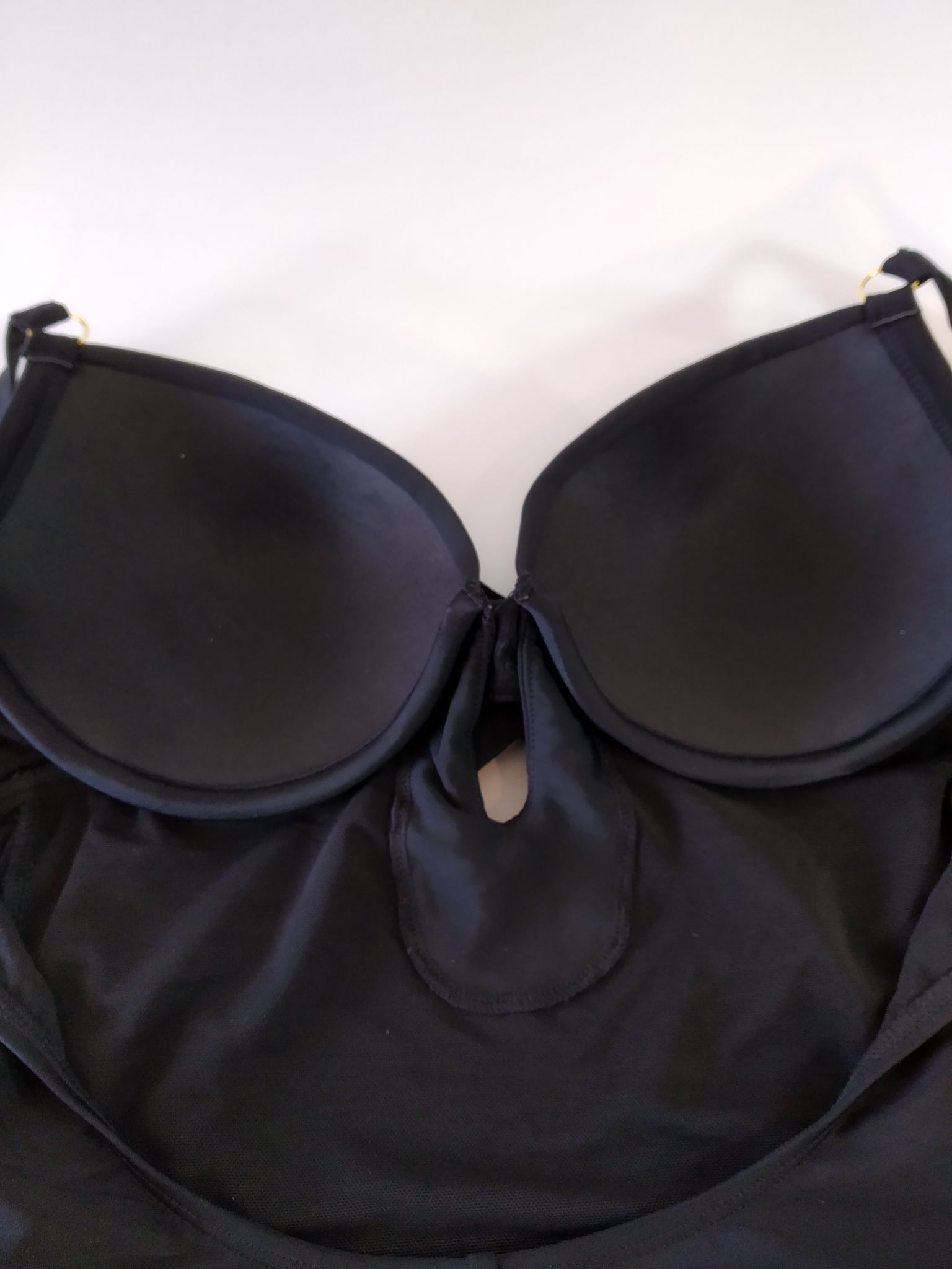 black swimsuit with push-up underwiredmaillot de bain noir avec soutien gorge push-up armaturtraje de baño negro con sujetador con aros push-upes bra,,