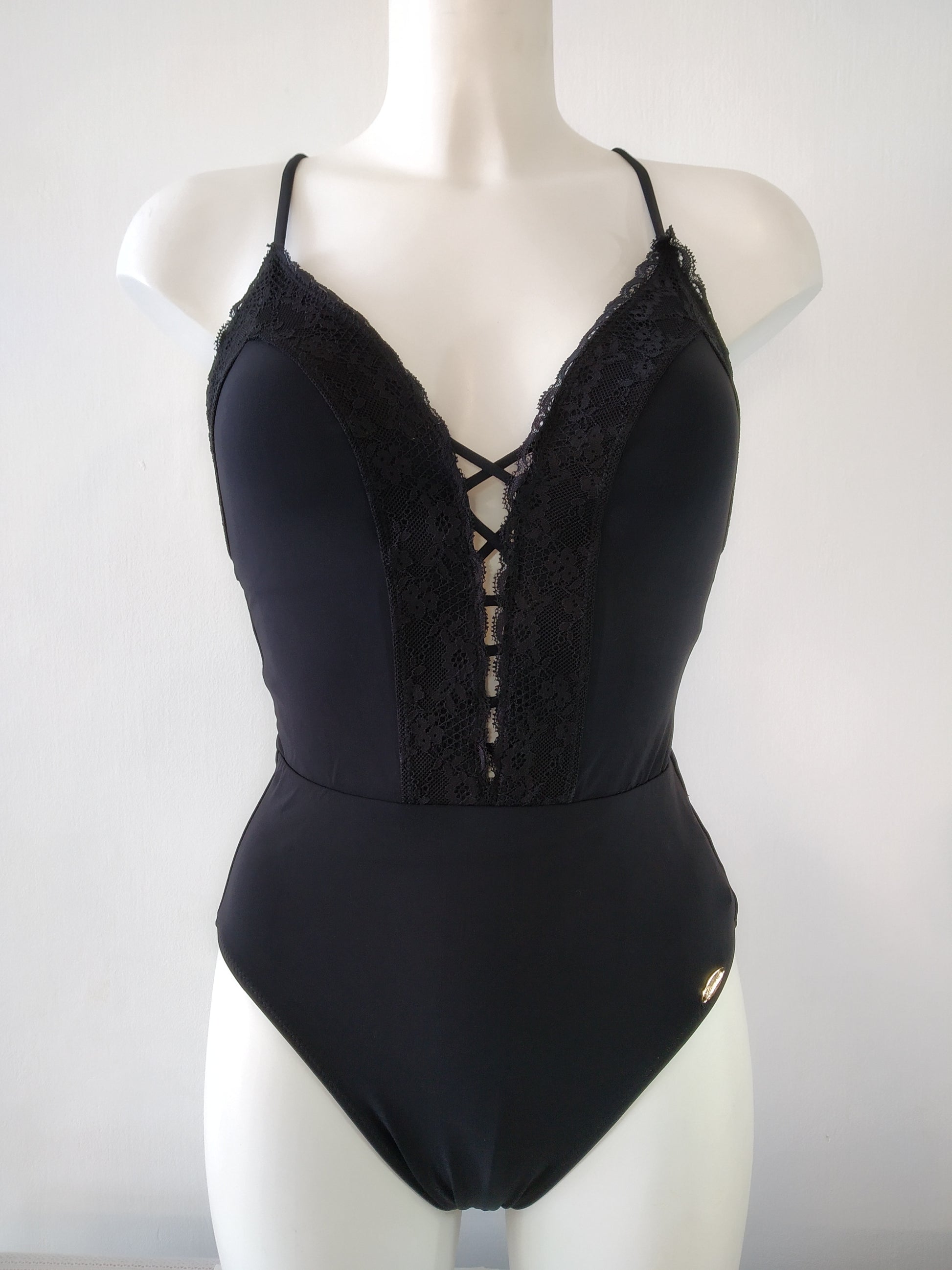 sexy black swimsuit with deep neckline-maillot de bain noir sexy decolette profond,traje de baño negro sexy con escote profundo