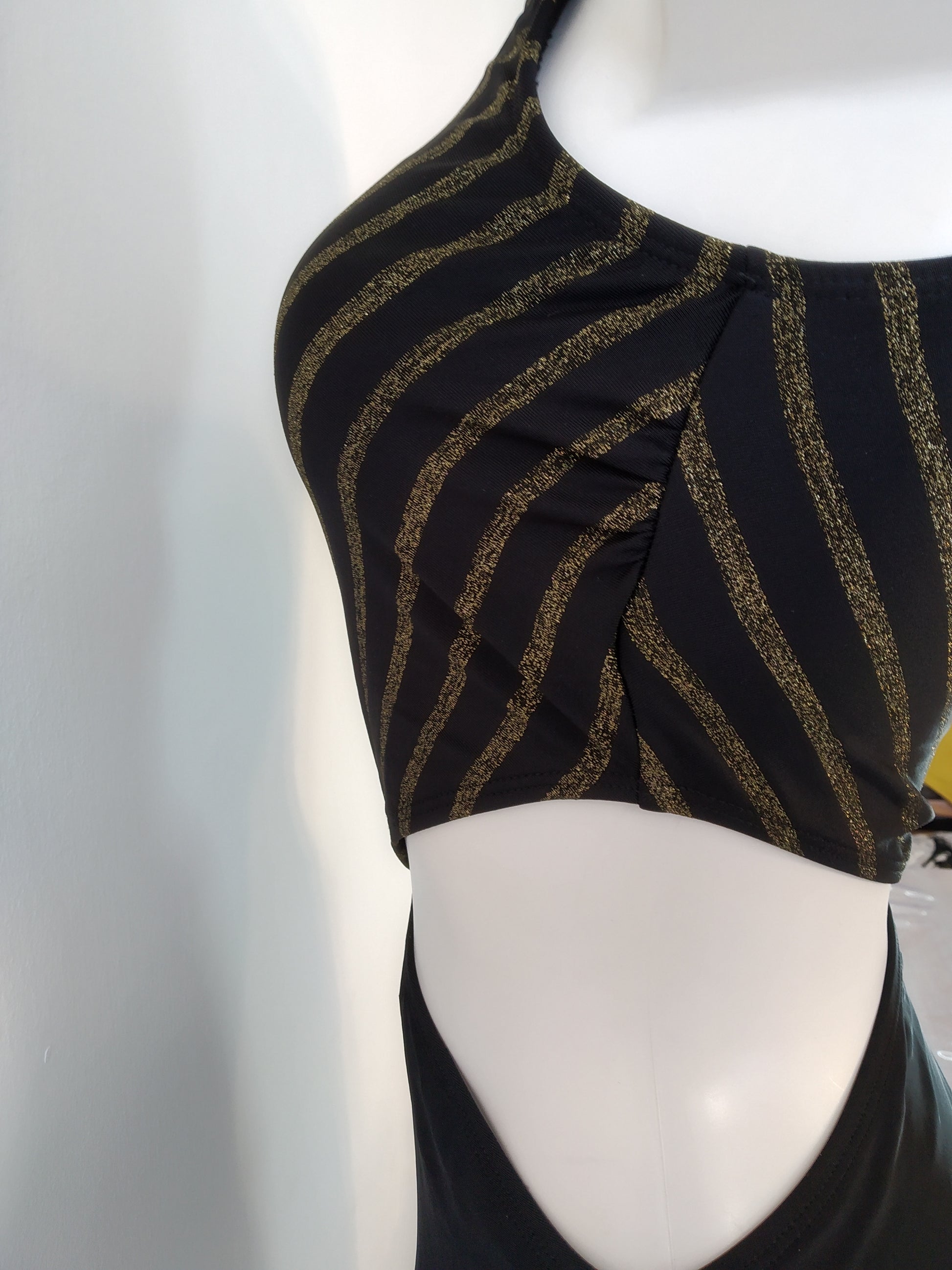 one piece black and gold swimsuit, one strapmaillot de bain une piece noir et or, une bretelle,traje de baño negro y dorado de una pieza, una correa