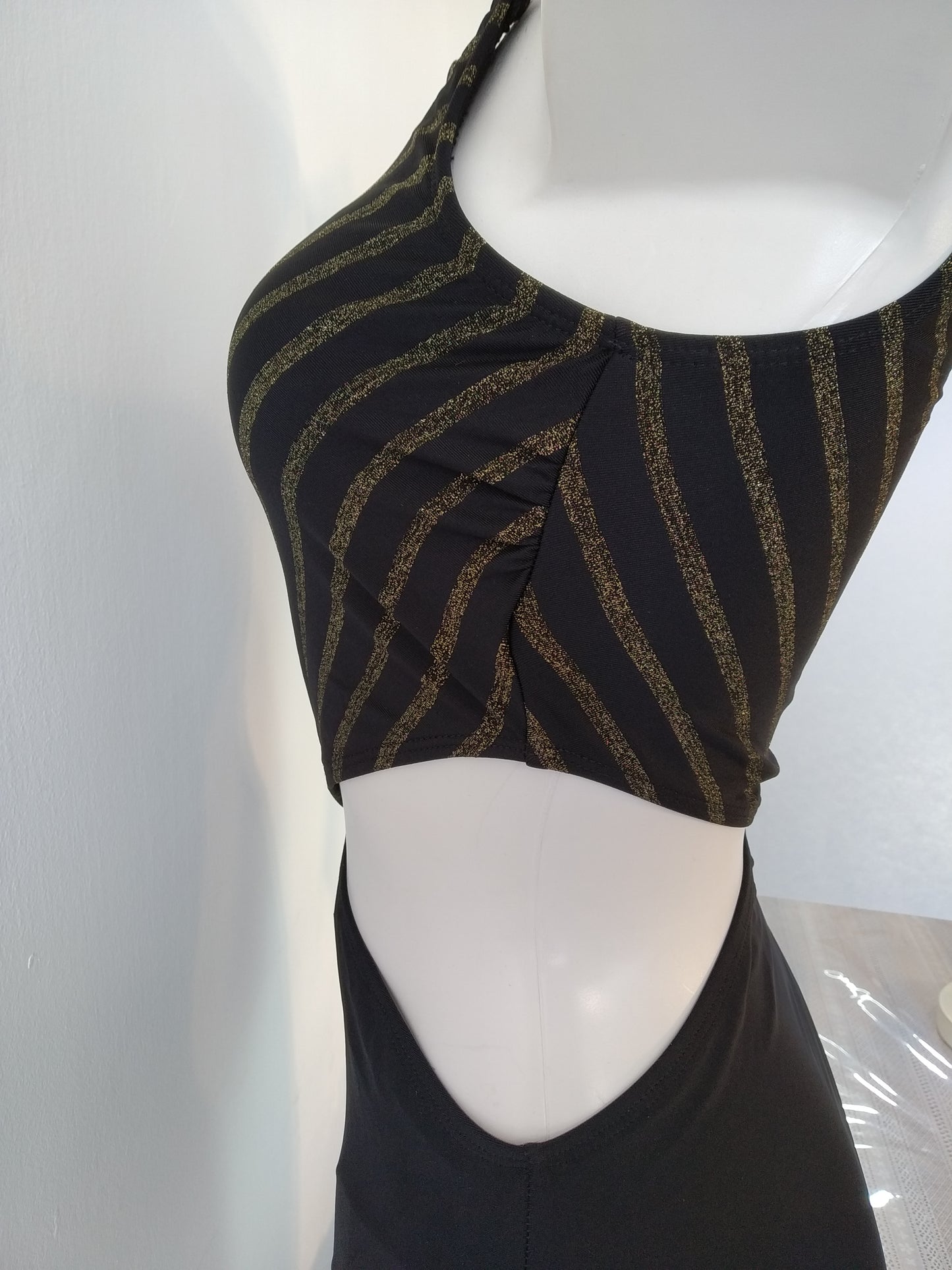 one piece black and gold swimsuit, one strapmaillot de bain une piece noir et or, une bretelle,traje de baño negro y dorado de una pieza, una correa