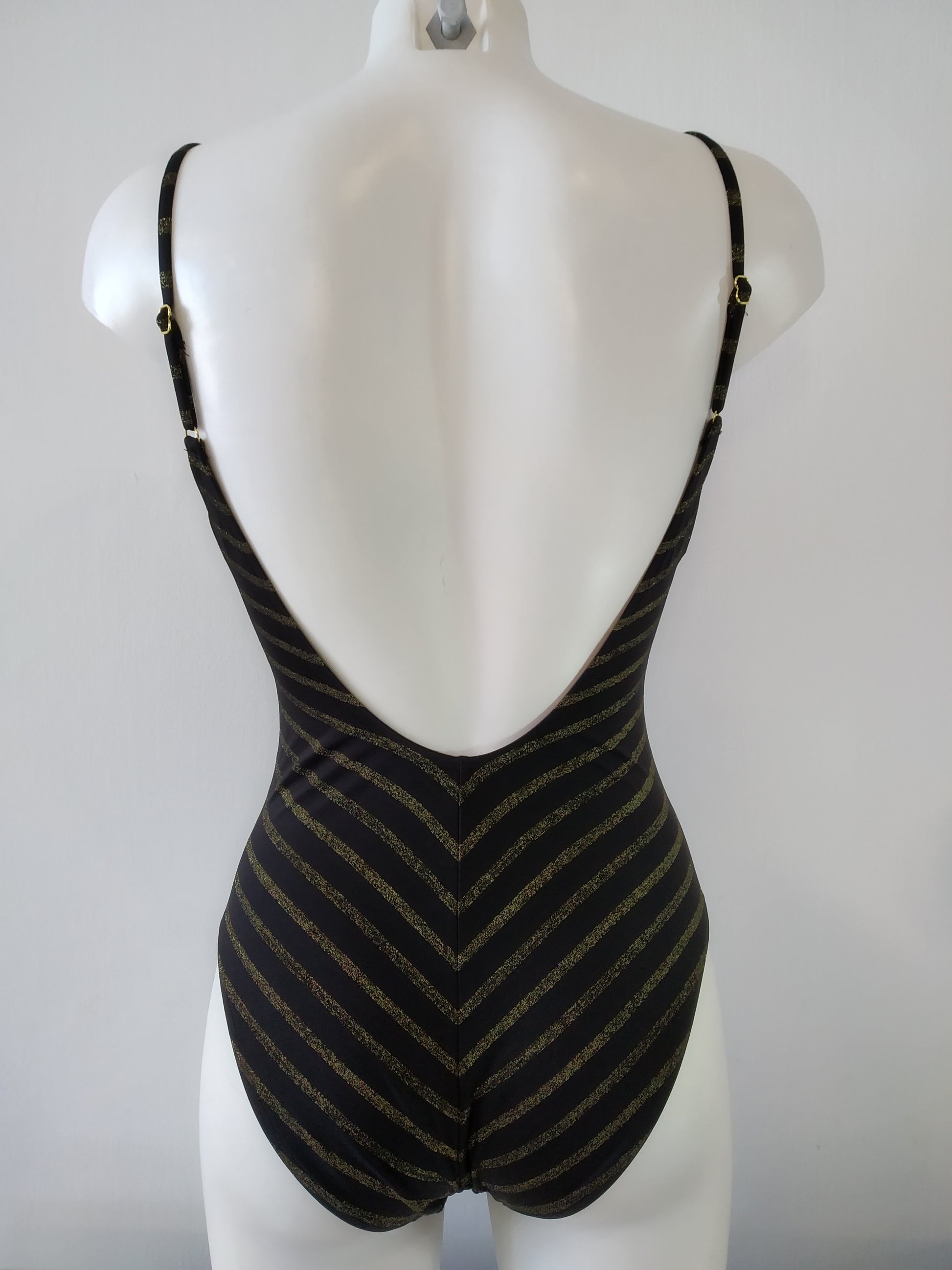 deep V sexy swimsuit with black and gold stripmaillot de bain sexy profond V decolette rayures noires et dores,traje de baño sexy V profundo con rayas negras y doradas