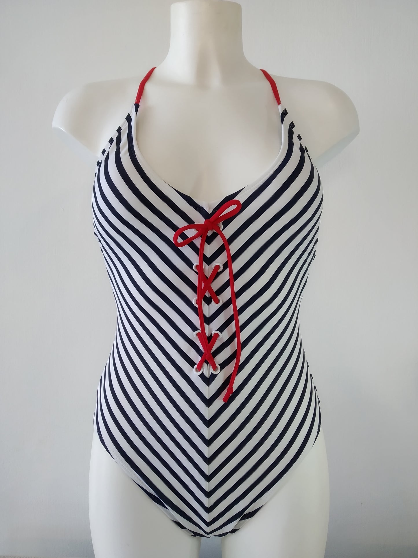 one-piece swimsuit with blue and white stripe, maillot de bain une pièce fine bretelles rayure bleu et btraje de baño de una pieza con tiras de rayas azules y blancaslancs,,