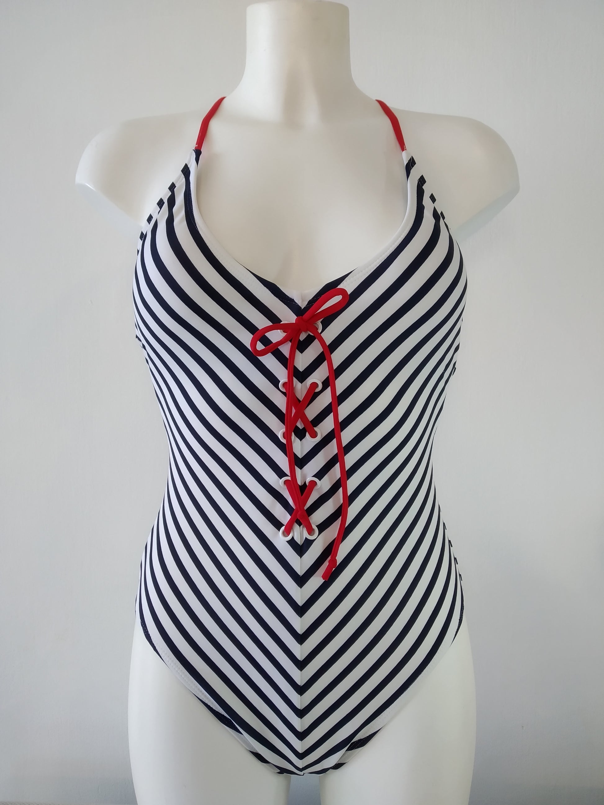 one-piece swimsuit with blue and white stripe, maillot de bain une pièce fine bretelles rayure bleu et btraje de baño de una pieza con tiras de rayas azules y blancaslancs,,