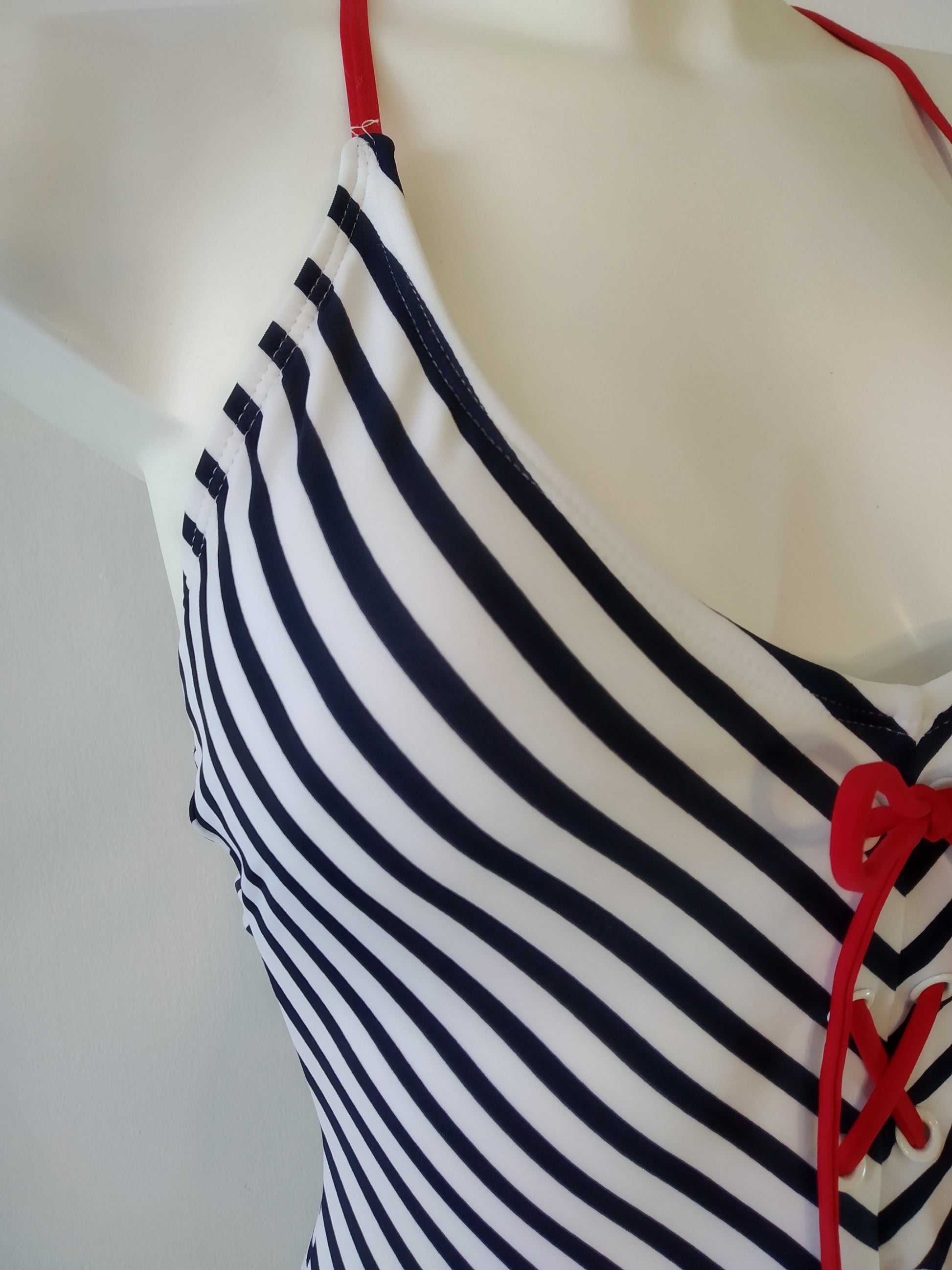 one-piece swimsuit with blue and white stripe, maillot de bain une pièce fine bretelles rayure bleu et btraje de baño de una pieza con tiras de rayas azules y blancaslancs,,