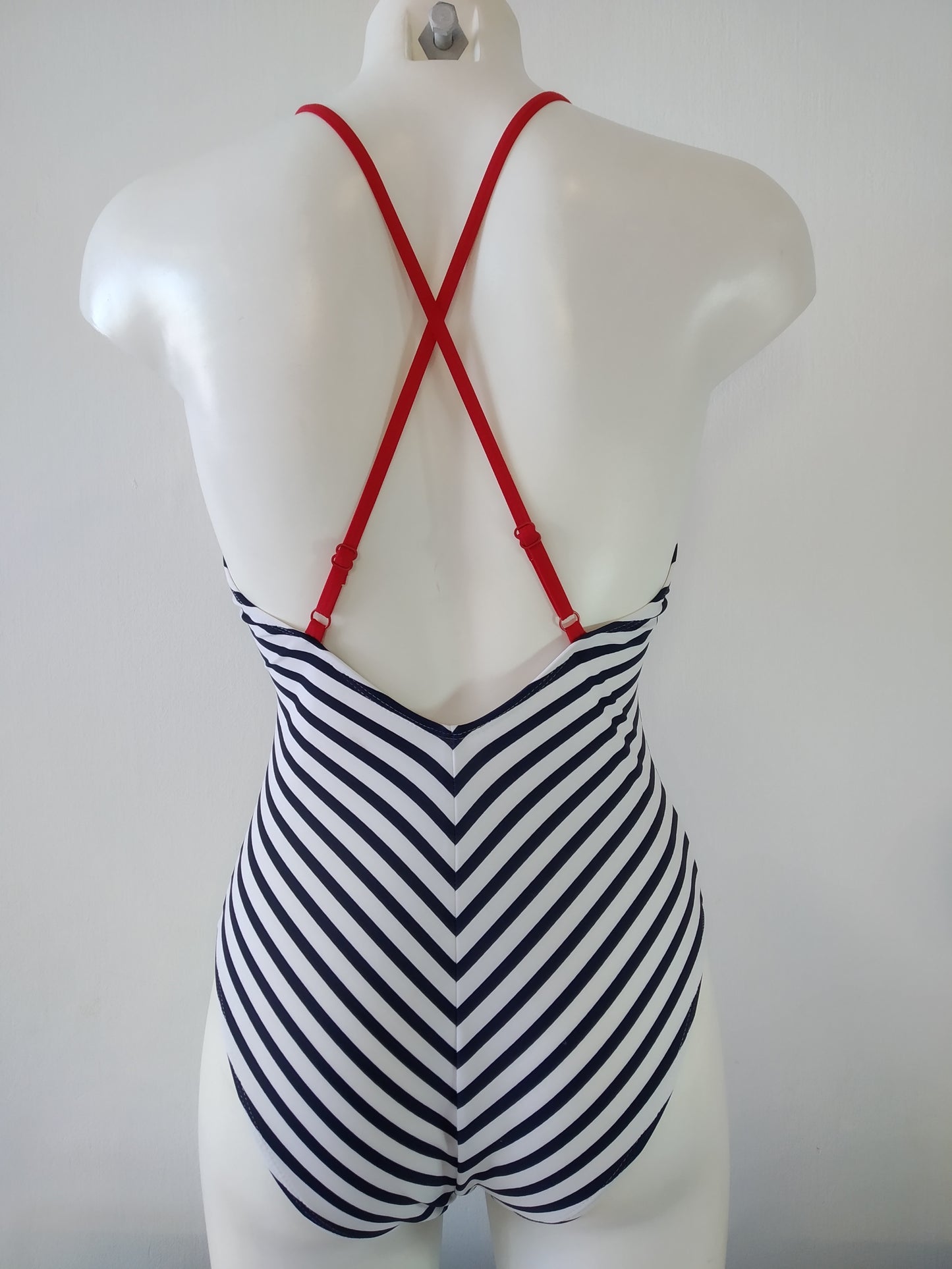 one-piece swimsuit with blue and white stripe, maillot de bain une pièce fine bretelles rayure bleu et btraje de baño de una pieza con tiras de rayas azules y blancaslancs,,