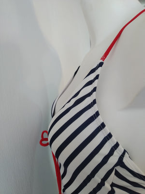 one-piece swimsuit with blue and white stripe, maillot de bain une pièce fine bretelles rayure bleu et btraje de baño de una pieza con tiras de rayas azules y blancaslancs,,