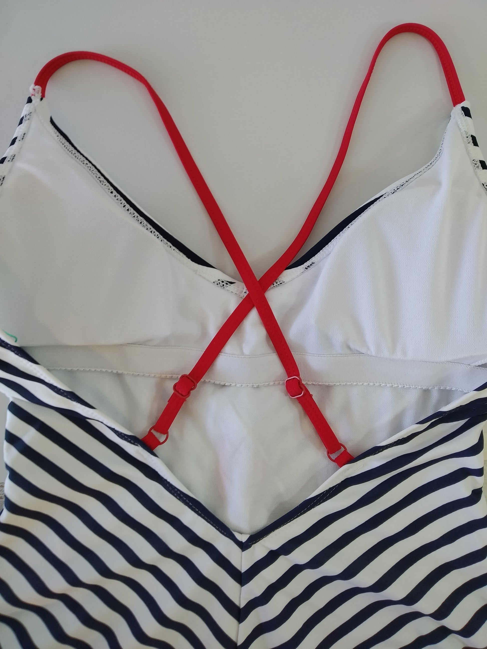 one-piece swimsuit with blue and white stripe, maillot de bain une pièce fine bretelles rayure bleu et btraje de baño de una pieza con tiras de rayas azules y blancaslancs,,