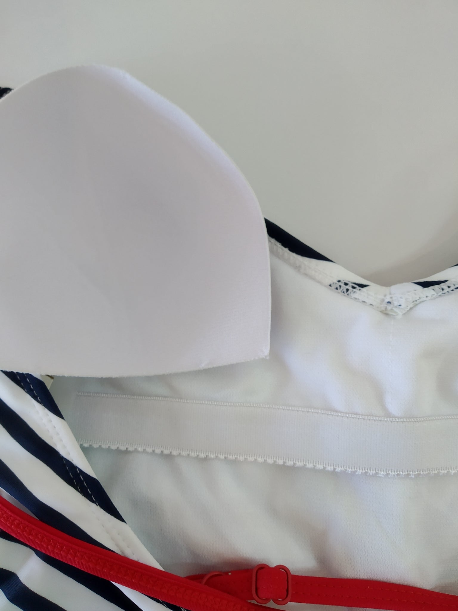 one-piece swimsuit with blue and white stripe, maillot de bain une pièce fine bretelles rayure bleu et btraje de baño de una pieza con tiras de rayas azules y blancaslancs,,