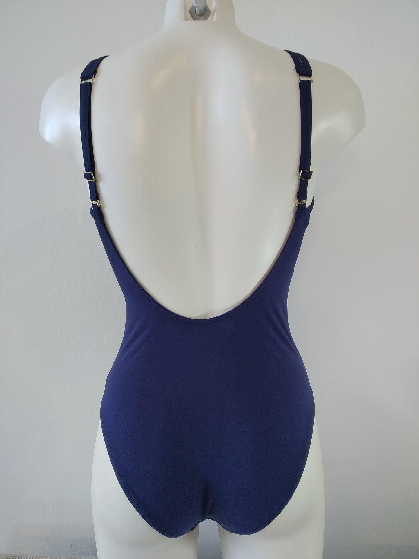 solid navy blue one-piece swimsuit with transparent lycra all along the neckline, maillot de bain une piece bleu marine avec decolette profond ,bañador de una pieza azul marino con escote profundo