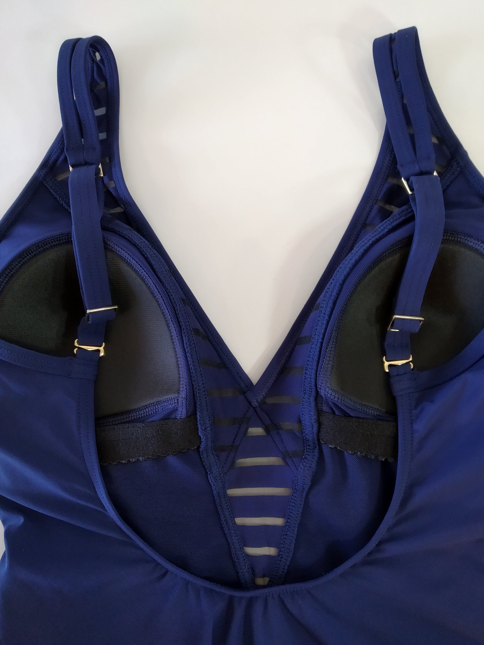 solid navy blue one-piece swimsuit with transparent lycra all along the neckline, maillot de bain une piece bleu marine avec decolette profond ,bañador de una pieza azul marino con escote profundo