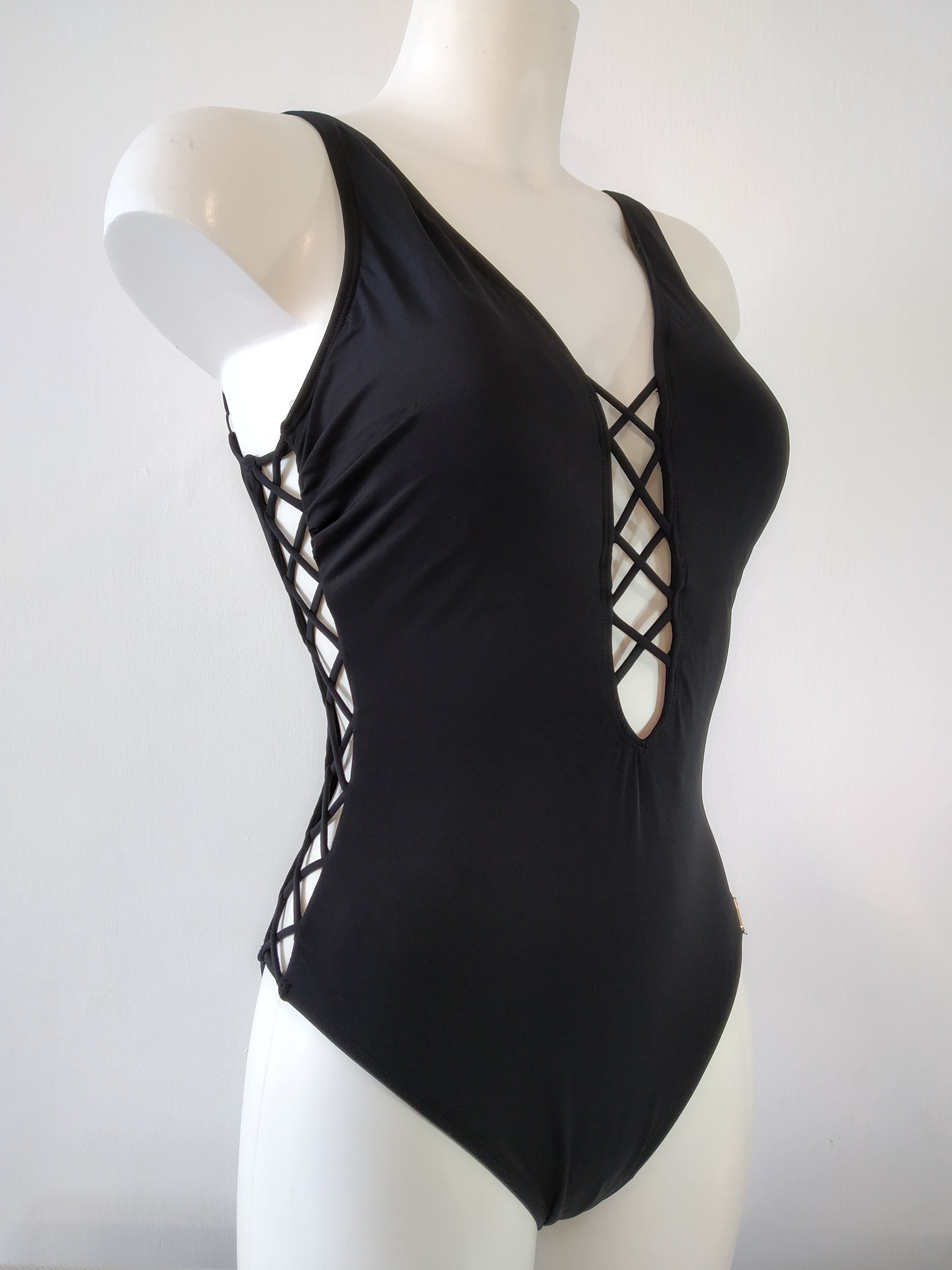 sexy black swimsuit with deep neckline-maillot de bain noir sexy decolette profond,traje de baño negro sexy con escote profundo