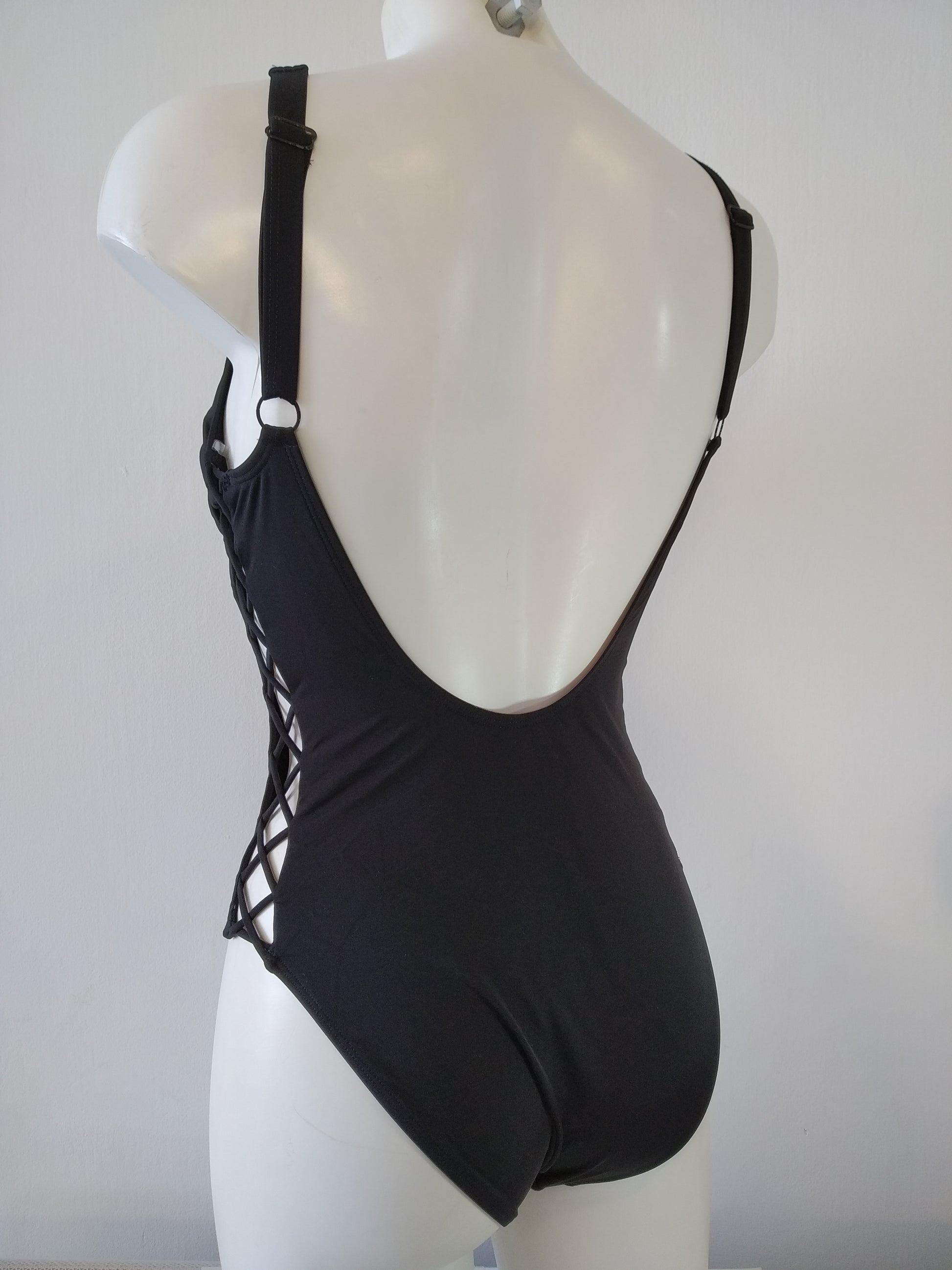 sexy black swimsuit with deep neckline-maillot de bain noir sexy decolette profond,traje de baño negro sexy con escote profundo