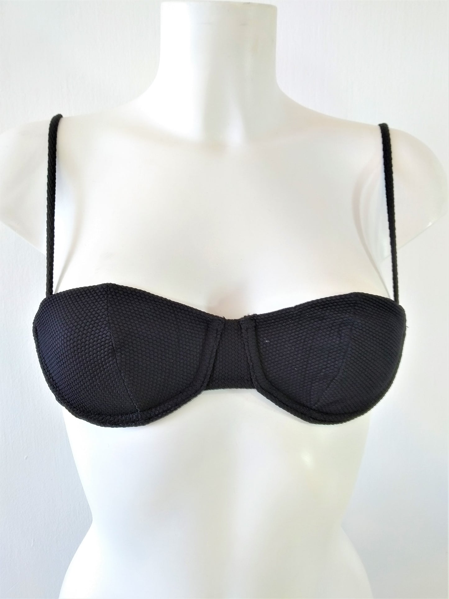 bikini bra of the black bikini set, strapless lightly padded bra, regular bikini bottom, embellished with one flat black ring on each sides. bikinn.com