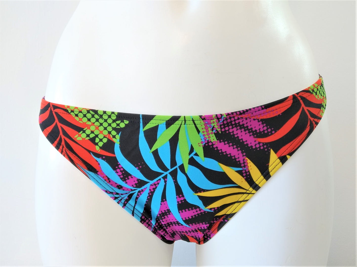 bikinn-bikini bottoms classic model multicolored print,culotte de maillot de bain modèle classique imprimé multicolore,braga de bikini clásico con estampado multicolor