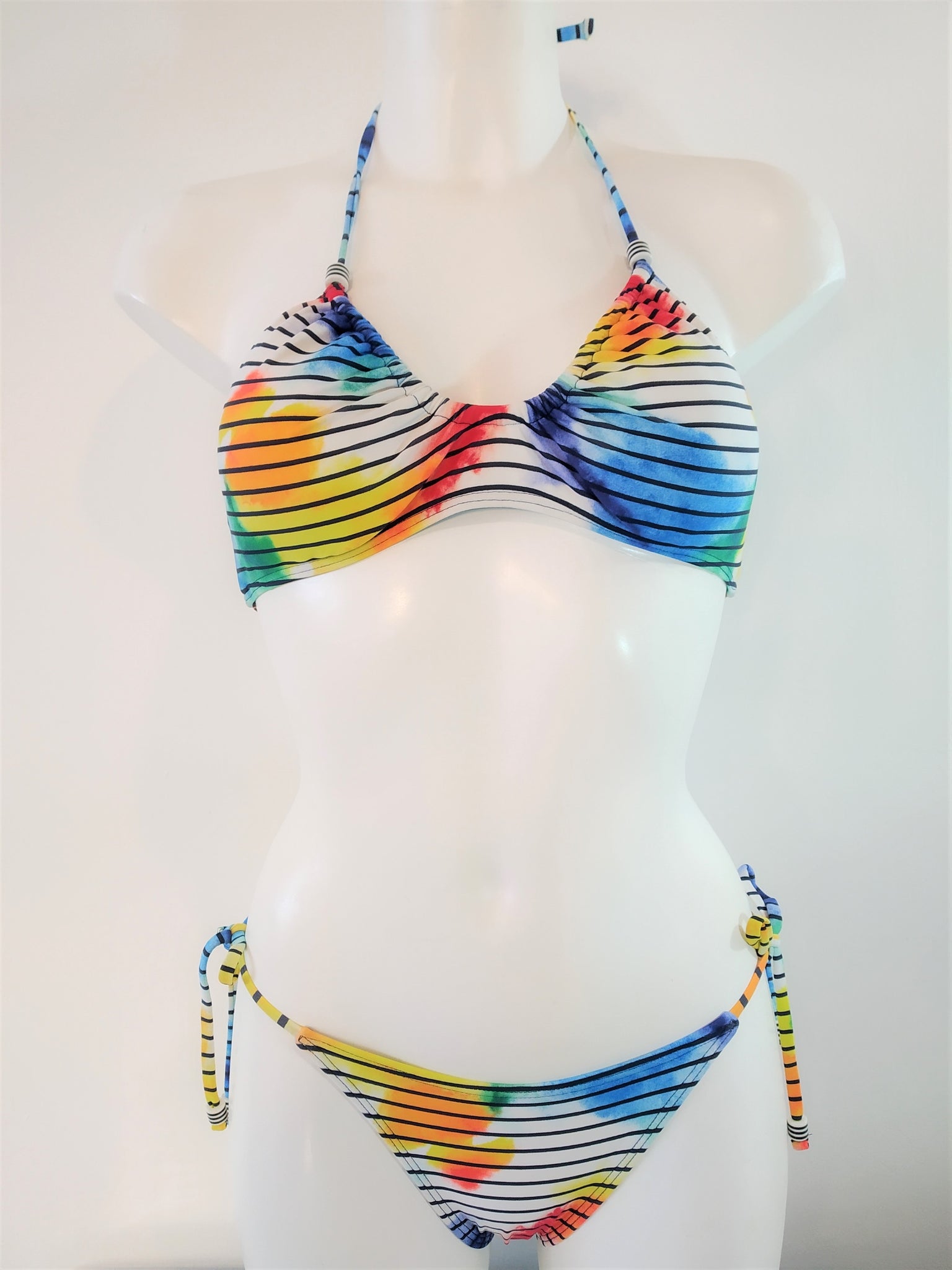 multi-color bikini swimsuit with tied sides,maillot de bain bikini multicolore avec culotte nouée sur les côtéstraje de baño bikini multicolor con bragas atadas a los lados,