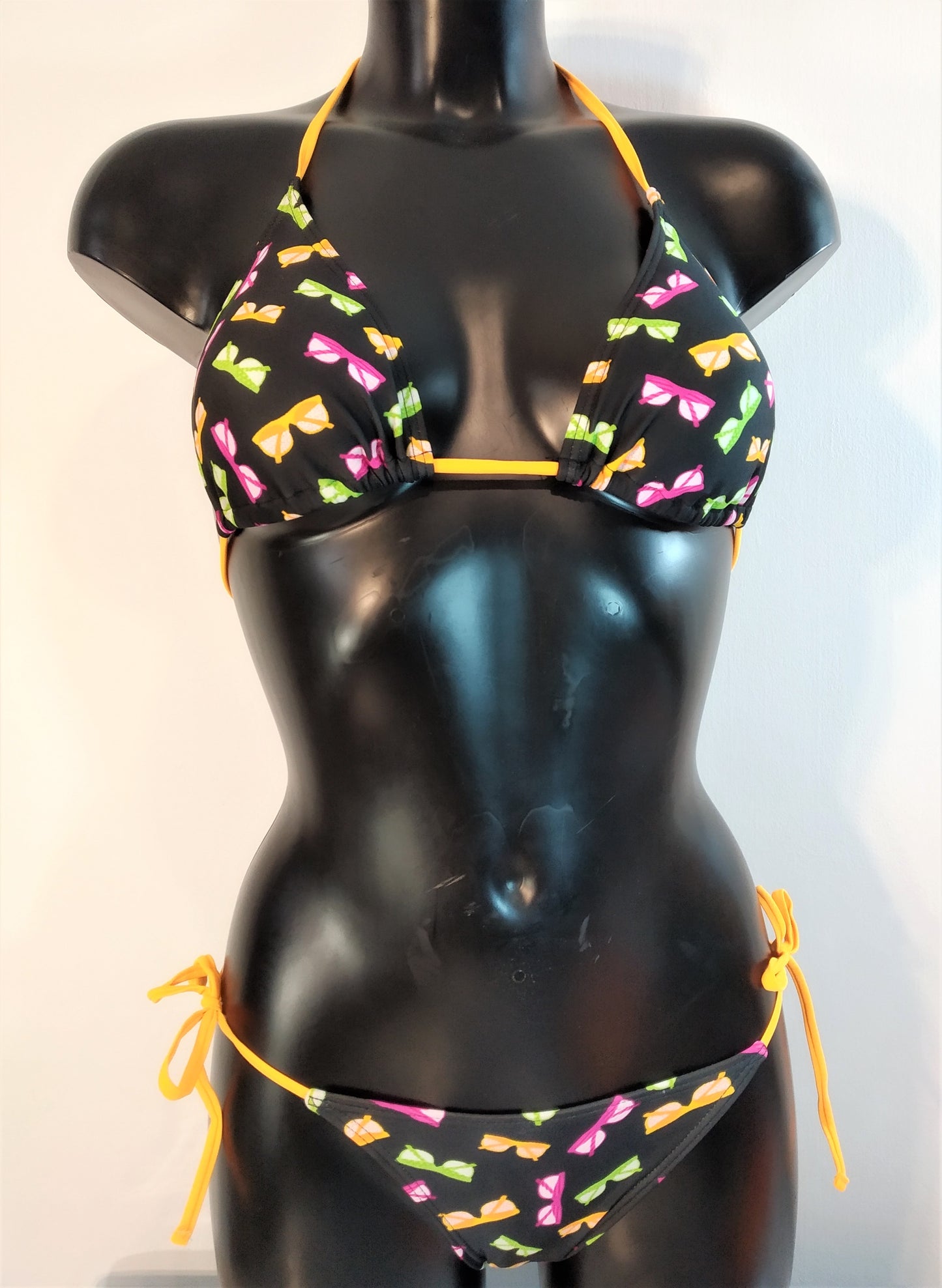 bikini set triangle triangular mix and match colors, maillot de bains deux pieces triangle bikini noeuds sur cotes culottes, Traje de baño de 2 piezas para atar a los lados de las bragas multicolores.