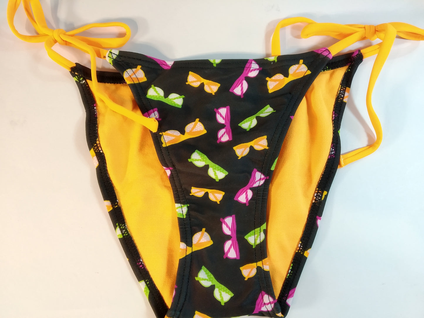 bikini set triangle triangular mix and match colors, maillot de bains deux pieces triangle bikini noeuds sur cotes culottes, Traje de baño de 2 piezas para atar a los lados de las bragas multicolores.