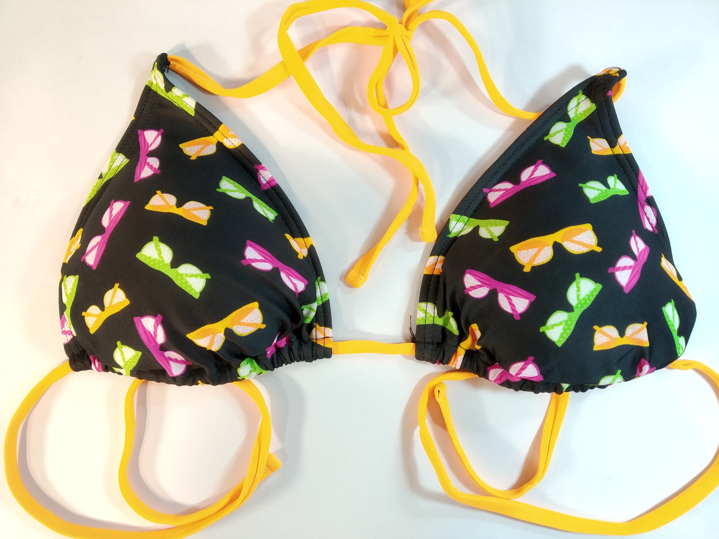 bikini set triangle triangular mix and match colors, maillot de bains deux pieces triangle bikini noeuds sur cotes culottes, Traje de baño de 2 piezas para atar a los lados de las bragas multicolores.