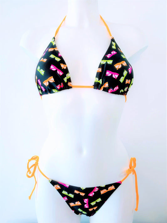 bikini set triangle triangular mix and match colors, maillot de bains deux pieces triangle bikini noeuds sur cotes culottes, Traje de baño de 2 piezas para atar a los lados de las bragas multicolores.