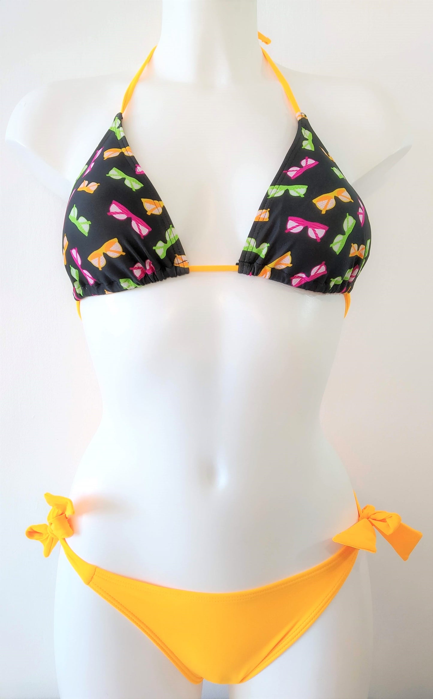 bikini set triangle triangular mix and match colors, maillot de bains deux pieces triangle bikini noeuds sur cotes culottes, Traje de baño de 2 piezas para atar a los lados de las bragas multicolores.