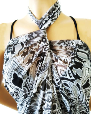 Close-up of the pareo twist around the neck. Maxi sarong in stretch lycra veil with floral mosaic print Black / White. Bikinn.com