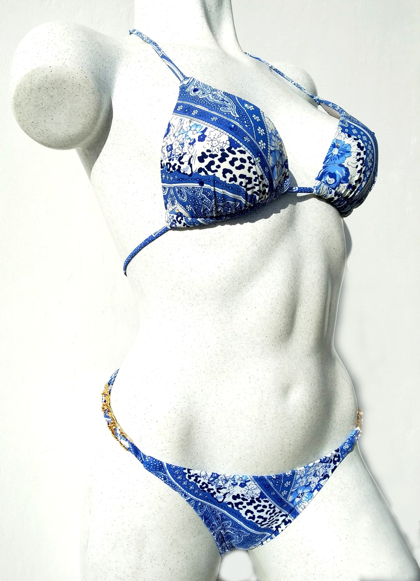 bikinn. outlet swimsuit store, bikini brazilian look sexy triangular padded blue color , traje de baño bikini acolchado azul con aspecto brasileño,maillot de bain bikini bleu legerement rembourrée look bresilien,синий купальник бикини, бразильская модель