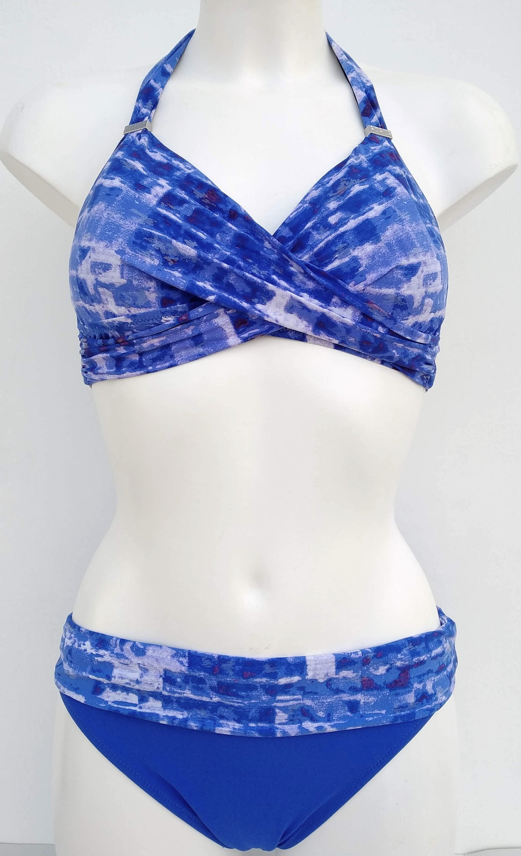  Blue Bikini Two-pieces halter bra fully lined padded bra, Bañador azul con sujetador sin aros, muy envolvente y sujetando el pecho.  Bikinn.com