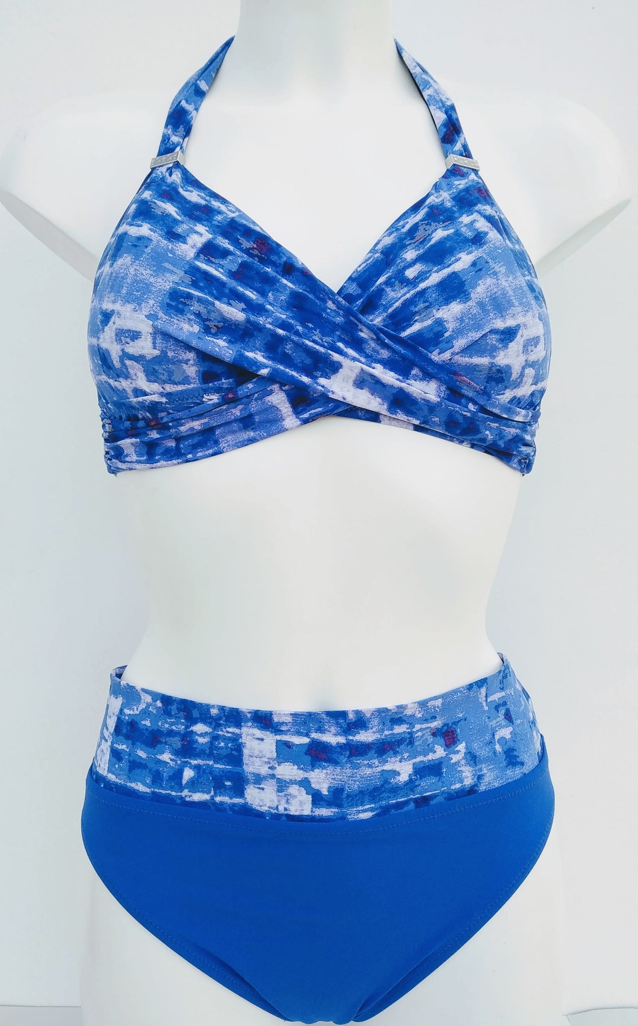 Blue Bikini Two-pieces halter bra fully lined padded bra, and high waist bottom,  Bañador azul con sujetador sin aros, muy envolvente y sujetando el pecho. Bikinn.com