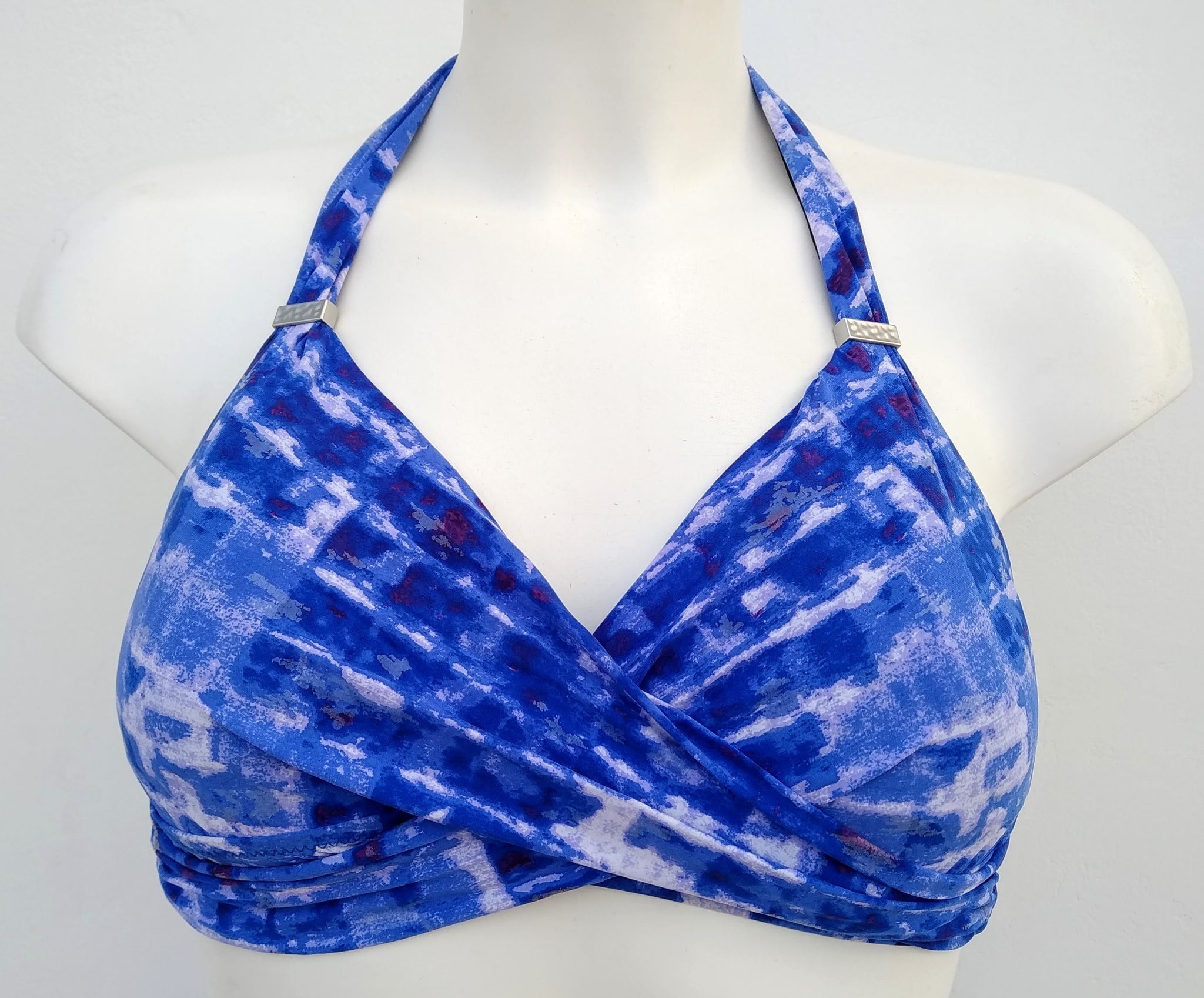 Front view of Blue Bikini halter bra fully lined padded bra, Bañador azul con sujetador sin aros, muy envolvente y sujetando el pecho. Bikinn.com