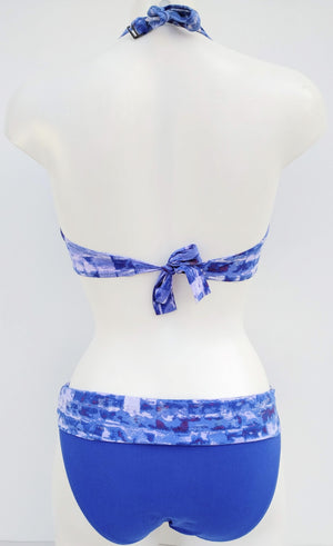 Back view of Blue Bikini Two-pieces halter bra fully lined padded bra, and high waist bottom. Bañador azul con sujetador sin aros, muy envolvente y sujetando el pecho. Bikinn.com