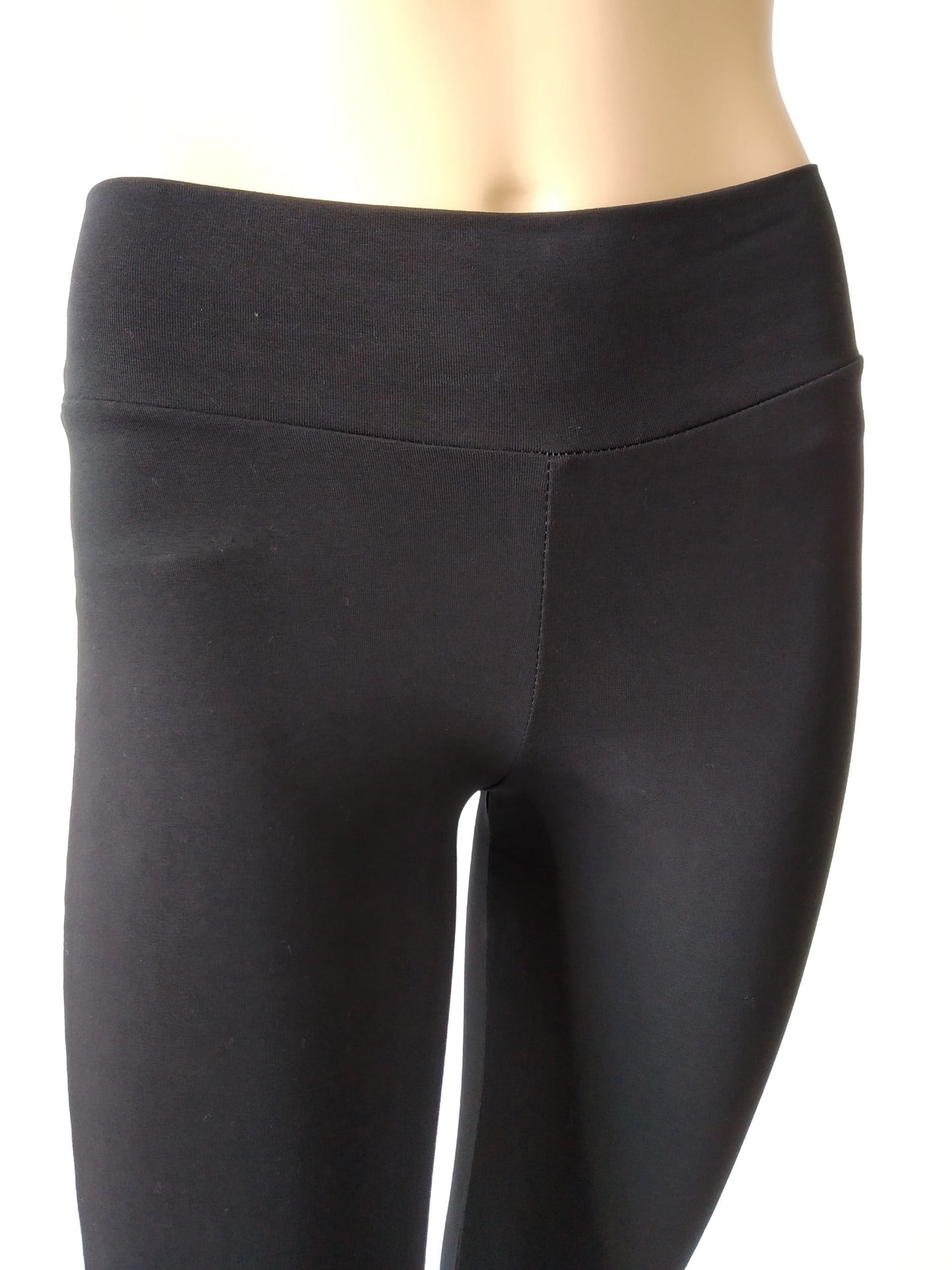 close up on the top part of this great high waist black cotton leggings! The cut is a straight tube up to the ankle. The waist is high, adjusted by a double waistband, with no compressing elastic inside.