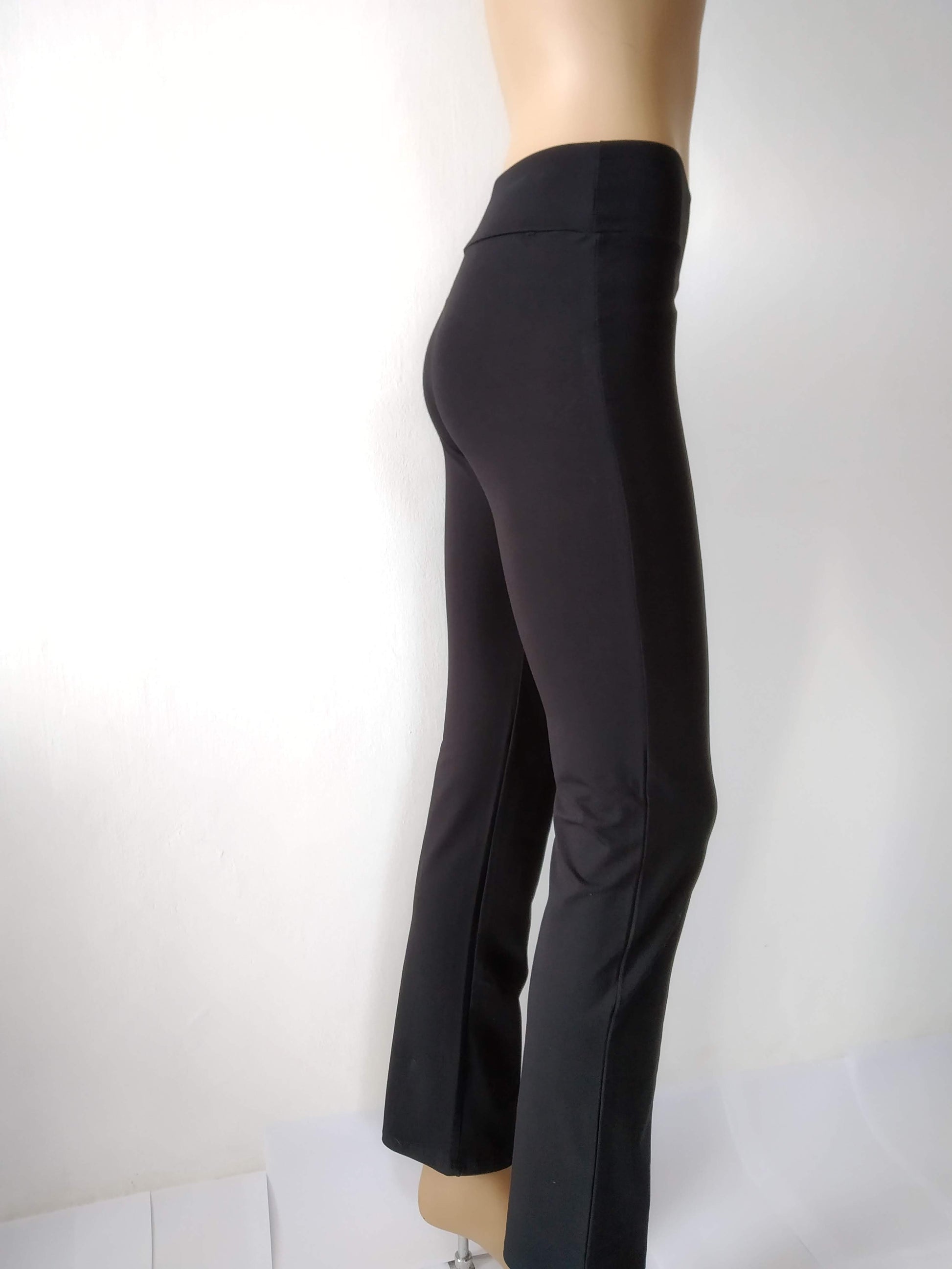 side view of this great black cotton high-waisted leggings. straight tube cut up to the ankles.