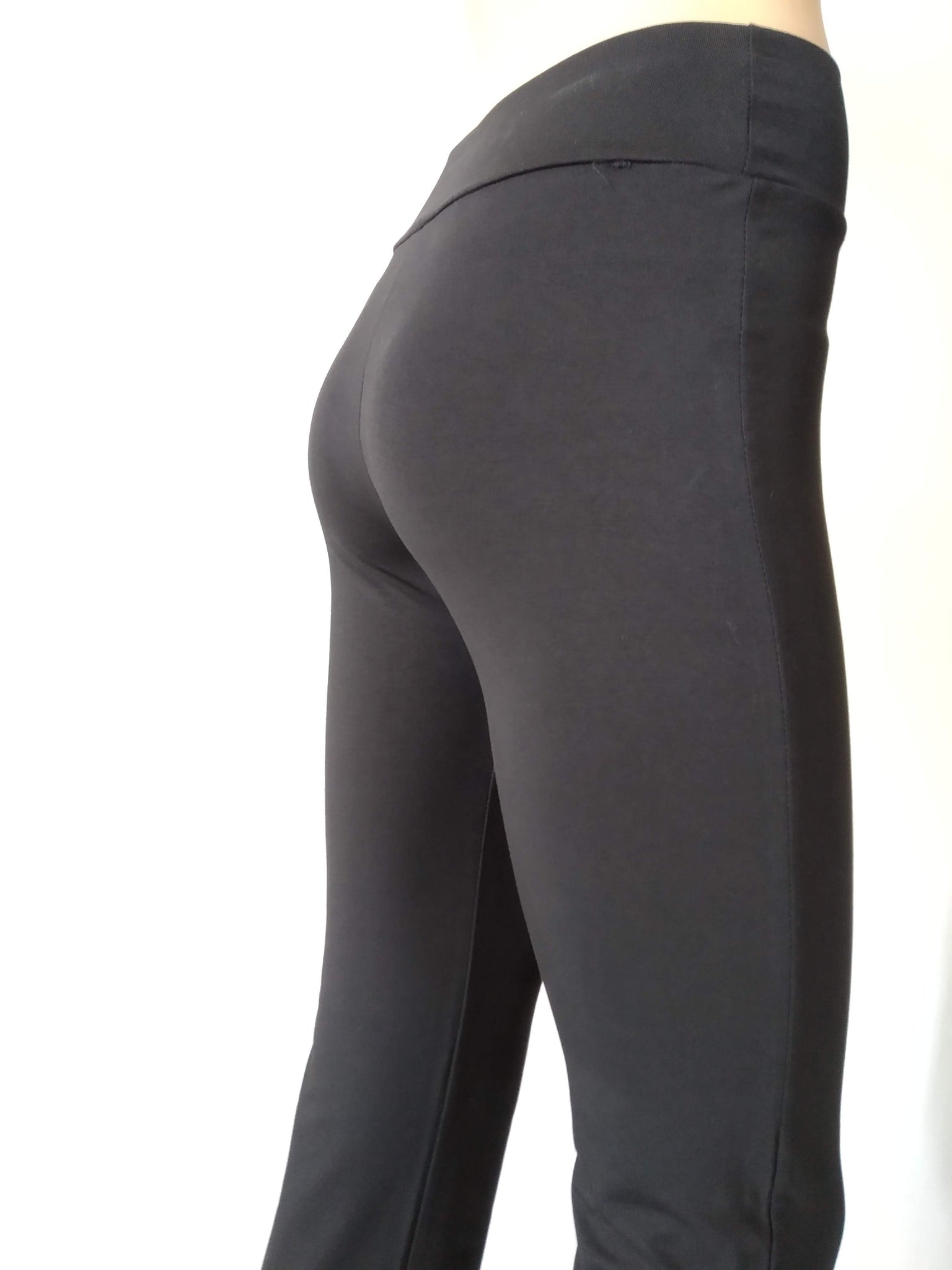 side view of this great black cotton high-waisted leggings. straight tube cut up to the ankles.