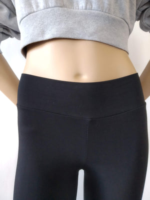 close up on the top part of this great high waist black cotton leggings! The cut is a straight tube up to the ankle. The waist is high, adjusted by a double waistband, with no compressing elastic inside.