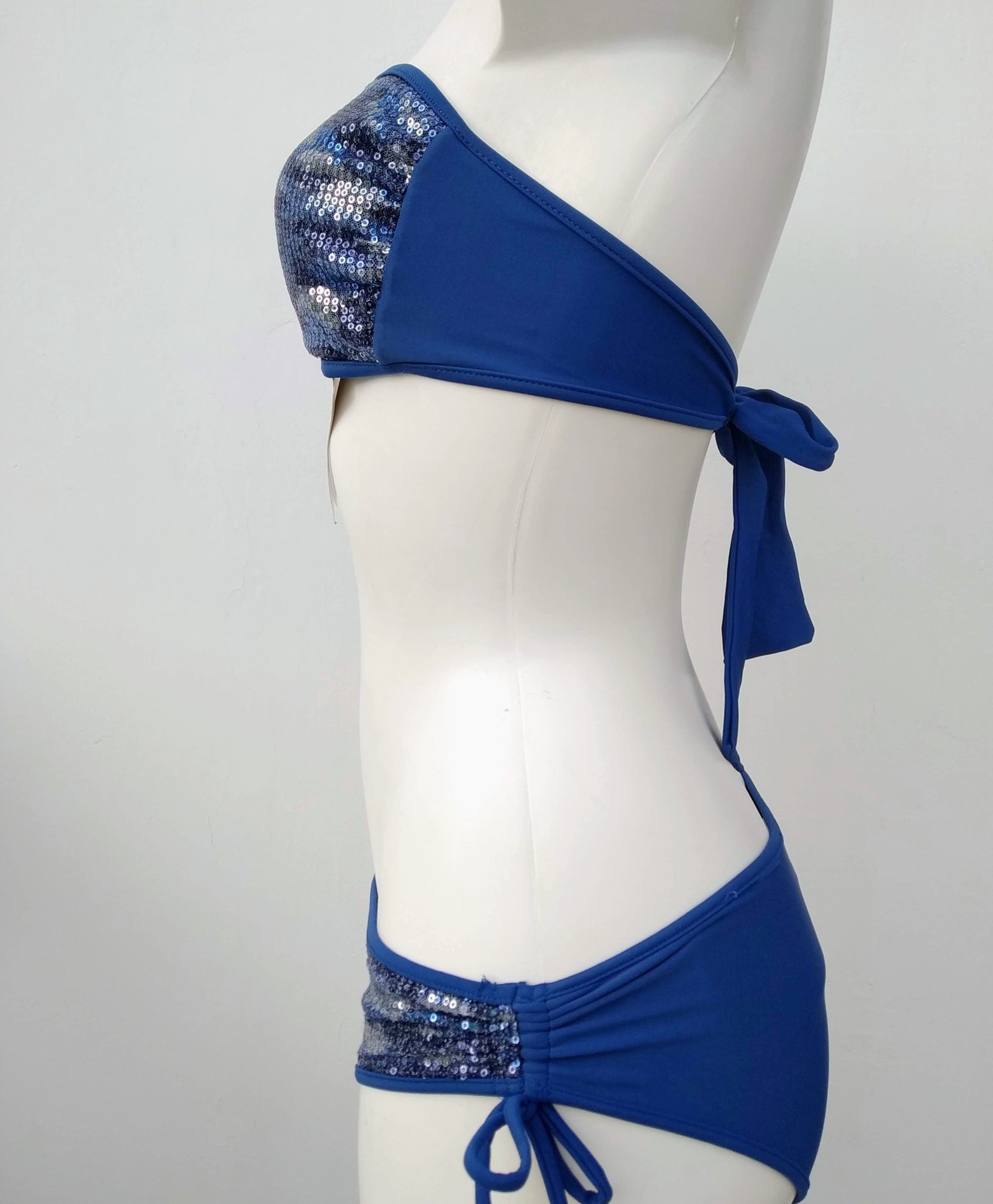 profil view of blue bling-bling strapless bikini set with low bottom. bikinn.com
