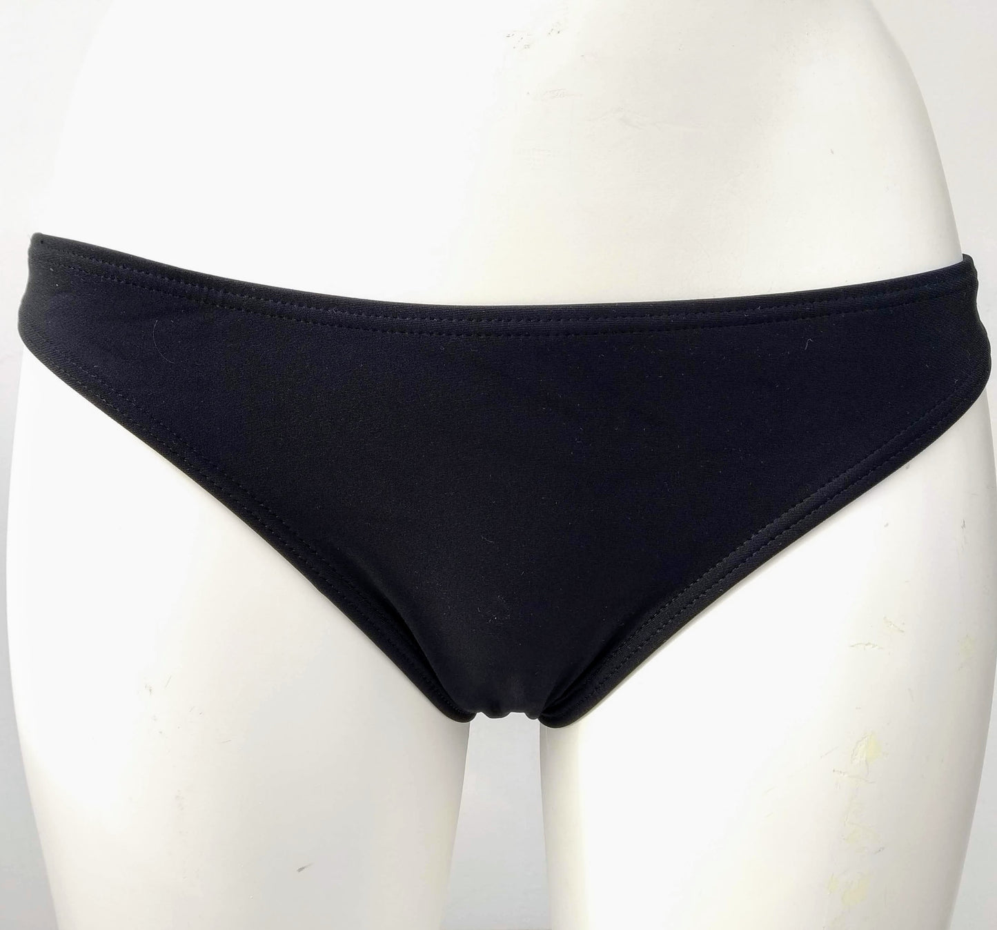 Black bikini bottom regular cut. bikinn.com