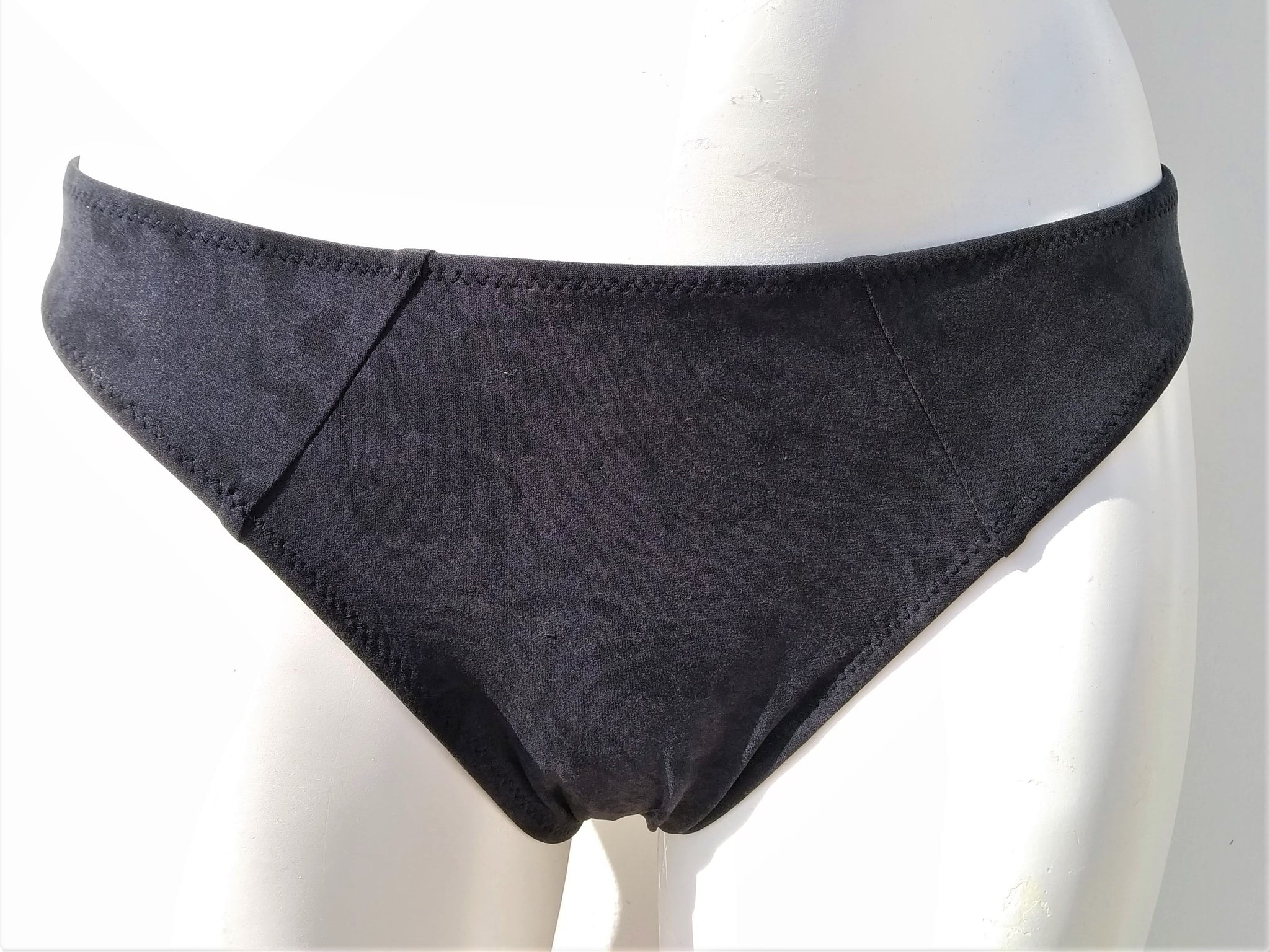 Black bikini bottom, regular cut, from Malibu beach model bikini. bikinn.com