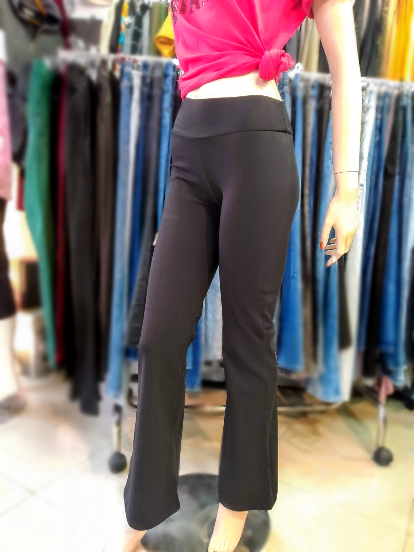 Great high waist black cotton leggings! The cut is a straight tube up to the ankle. The waist is high, adjusted by a double waistband, with no compressing elastic inside. 