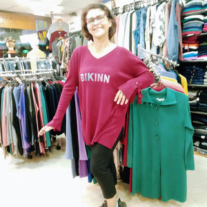 Women wearing a large bordeaux tunic fine cotton sweater, with a crystal logo printed on the front: "BIKINN". bikinn.com