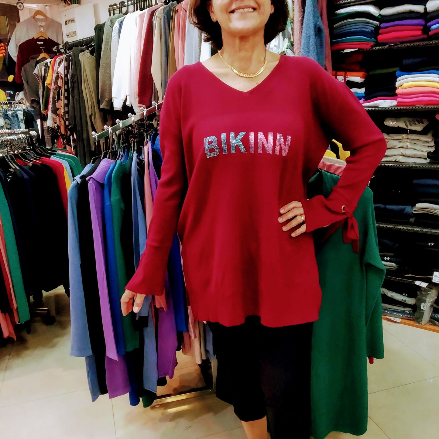 Women wearing a large bordeaux tunic fine cotton sweater, with a crystal logo printed on the front: "BIKINN". bikinn.com