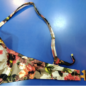 Detail of a flower printed bikini bra strap, Detalle de tira de sujetador de bikini con estampado de flores. bikinn.com