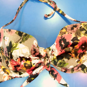 close up on a forest flower printed padded bikini bra, De cerca un sujetador de bikini acolchado estampado con flores de bosque. bikinn.com