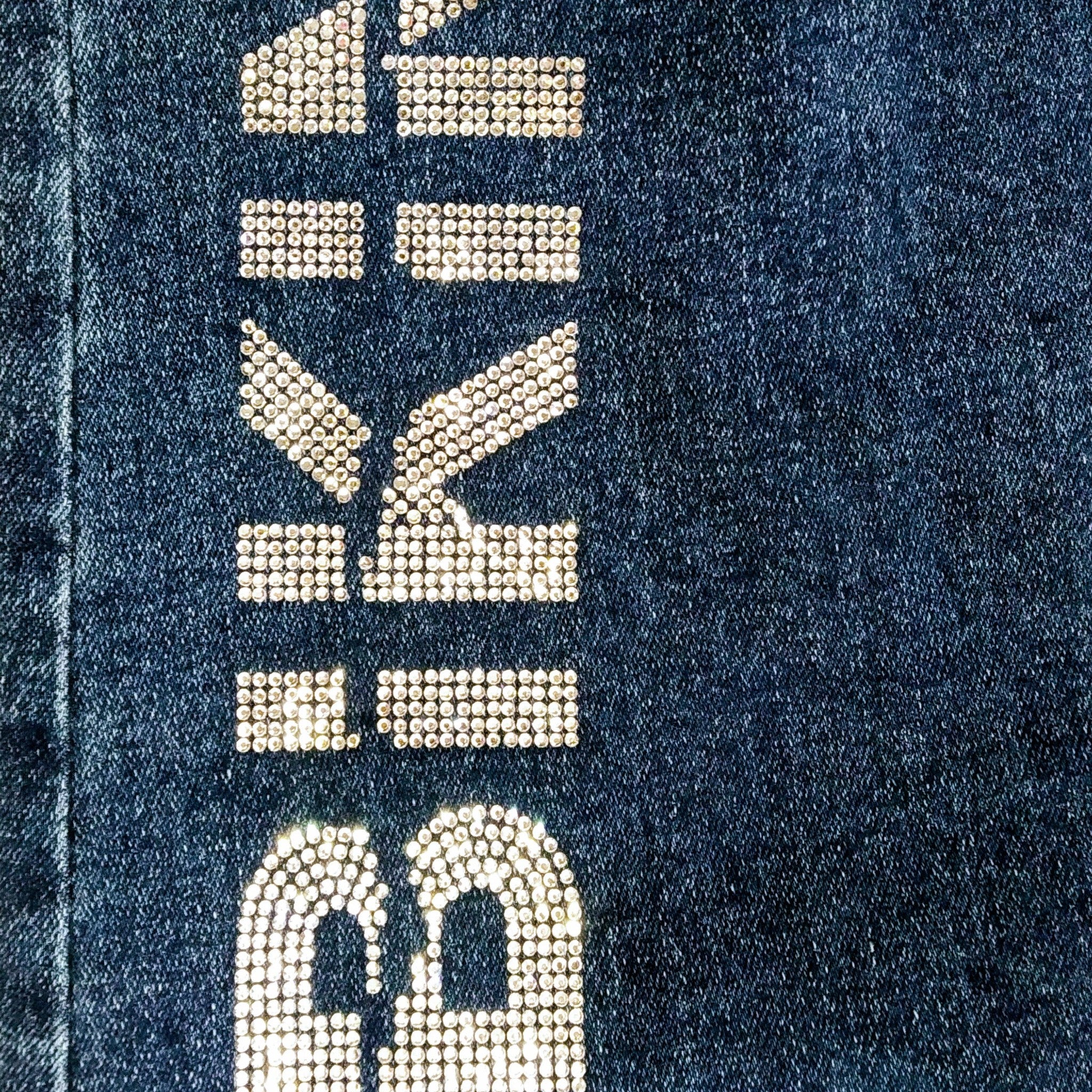 detail view of the rhinestone shinny diamonds logo printed on the woman stretch jeans. bikinn.com